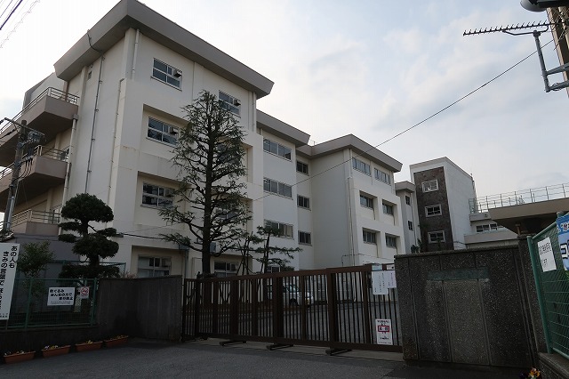 中学校　市川市立第八中学校（中学校）まで953m