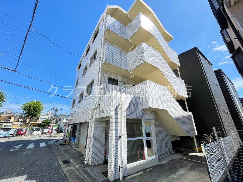 建物外観　存在感のある外観は落ちついた色合いで、堂々としていますね。