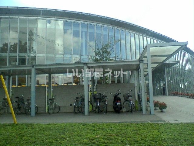 図書館　富里市立図書館（図書館）まで1978m
