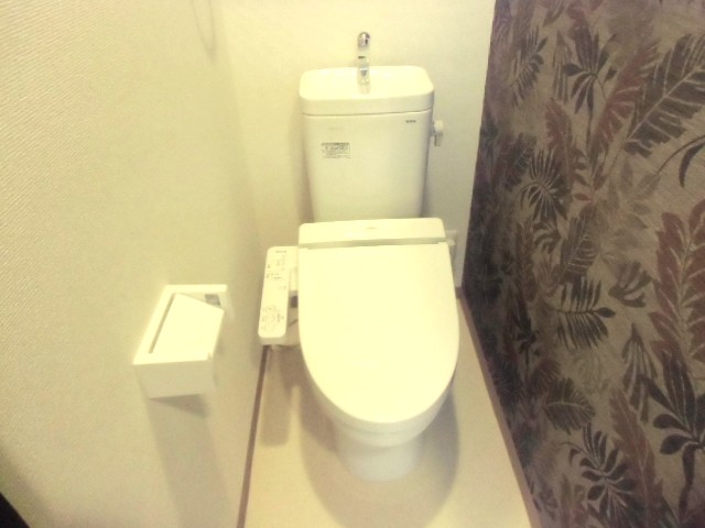 トイレ　温水洗浄機付のトイレです☆
