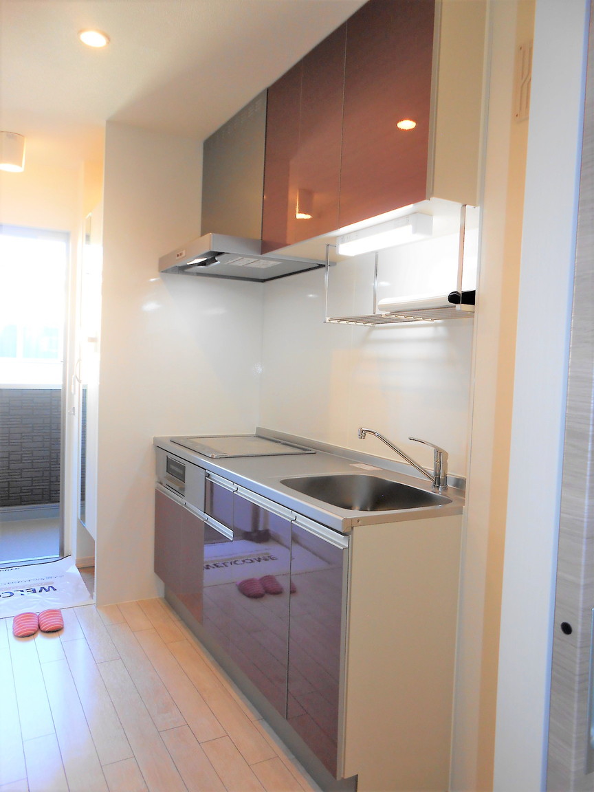 キッチン　独立型キッチンです。システムキッチンを搭載。