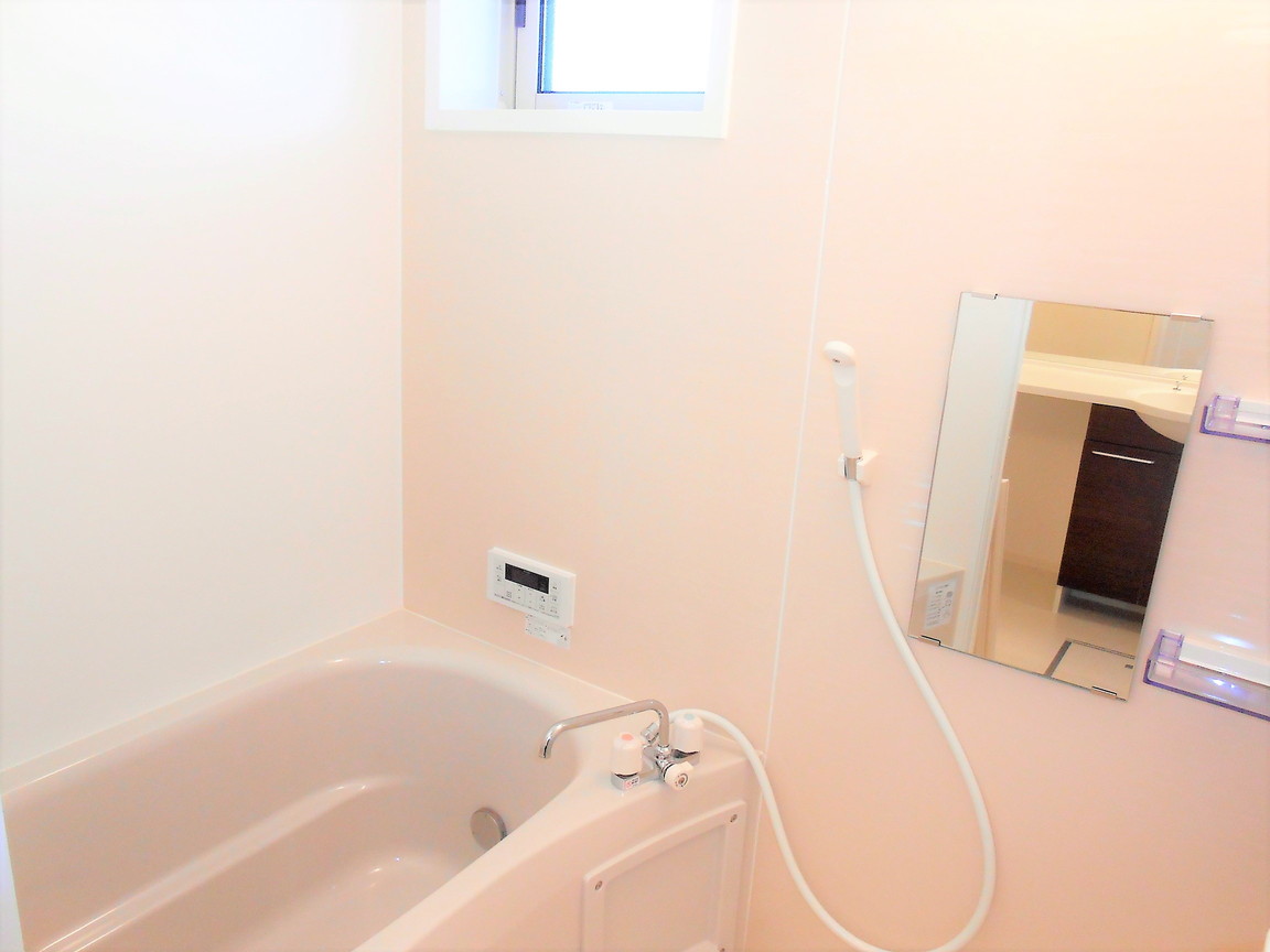 バス・シャワールーム　追い炊き機能付きです。窓もあり換気できます。