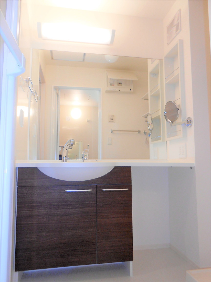 洗面設備　大型洗面台は人気の高い設備です。