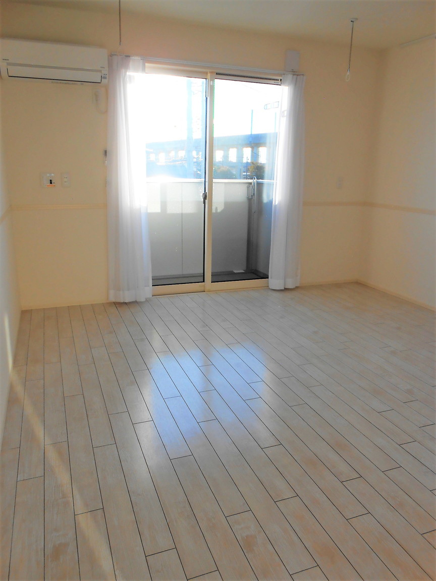 居室・リビング　8.5帖の居室スペースです！日当たり良好です。