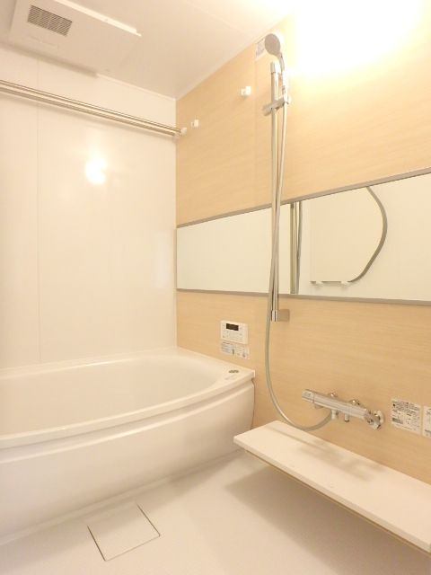 バス・シャワールーム　浴室乾燥暖房機・追焚給湯を備えた浴室