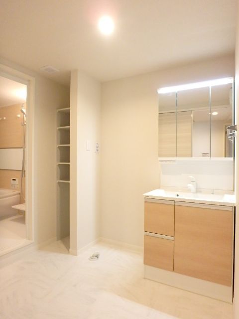 洗面設備　忙しい朝の洗髪に大助かりの三面鏡付洗髪洗面化粧台