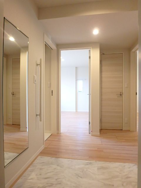 玄関　シューズボックスや全身ミラーを備え機能的な玄関ホール