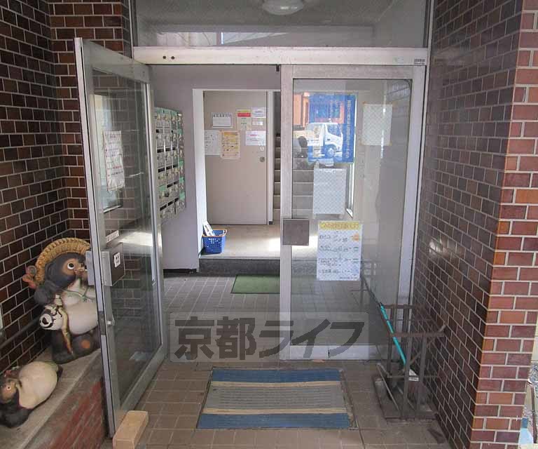 【京都市西京区大枝塚原町のマンションのエントランス】