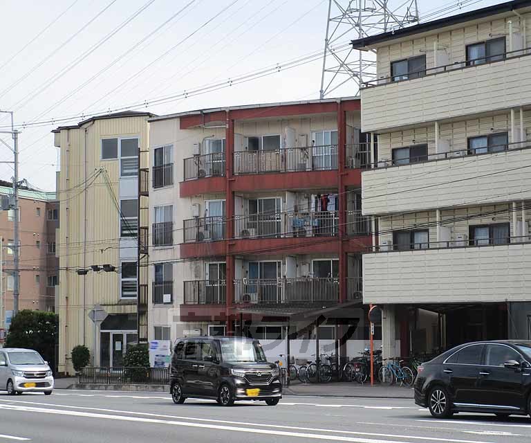 京都市西京区大枝塚原町のマンションの建物外観