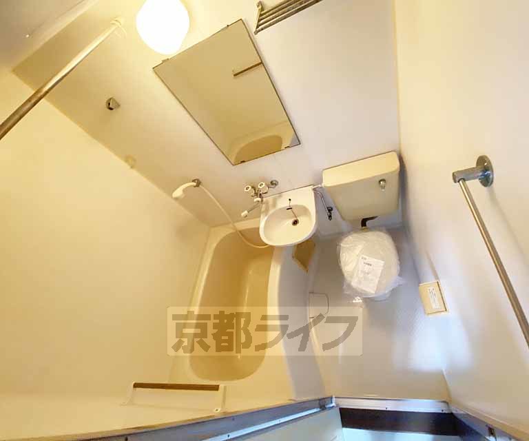 バス・シャワールーム　コンパクトなユニットバスです。