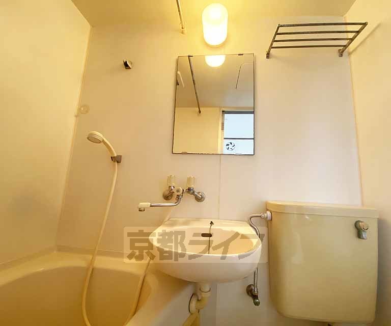 洗面設備　シンプルな洗面台です。