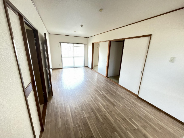 居室・リビング　縦長の広いリビング