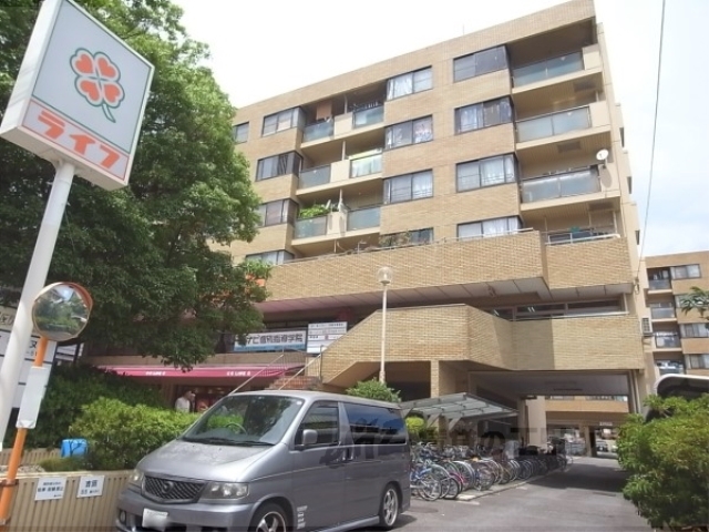 京都市上京区新白水丸町のマンションの建物外観