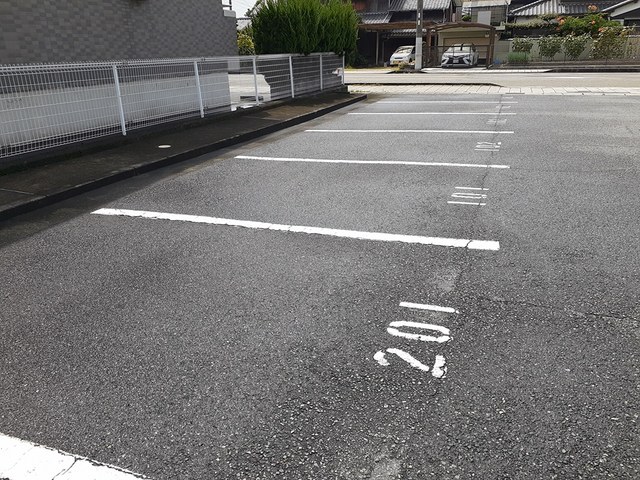 【姫路市亀山のアパートの駐車場】