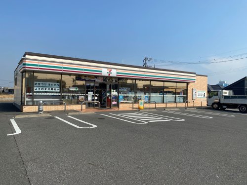 コンビニ　セブンイレブン四日市城山町店（コンビニ）まで154m