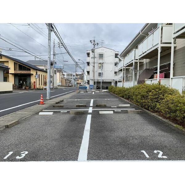 【岩倉市昭和町のアパートの駐車場】