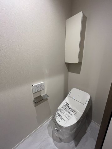 トイレ　バストイレ別で快適、温水洗浄機能付きです