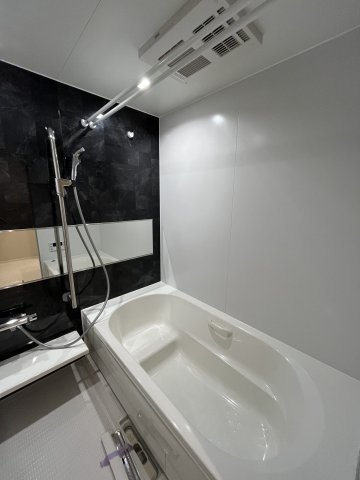 バス・シャワールーム　脚を伸ばしてゆったりくつろげるバスルーム