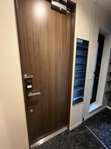 玄関　姿見付きでお出掛け前の身だしなみチェックもできますよ♪