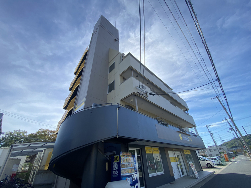 【白浜駅西マンションの建物外観】