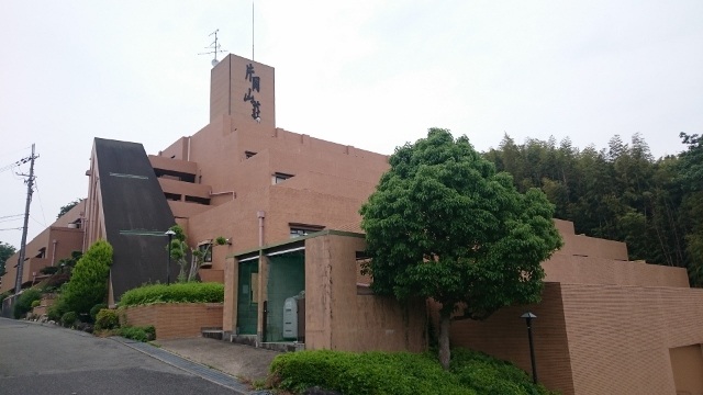 【北葛城郡王寺町本町のマンションの建物外観】