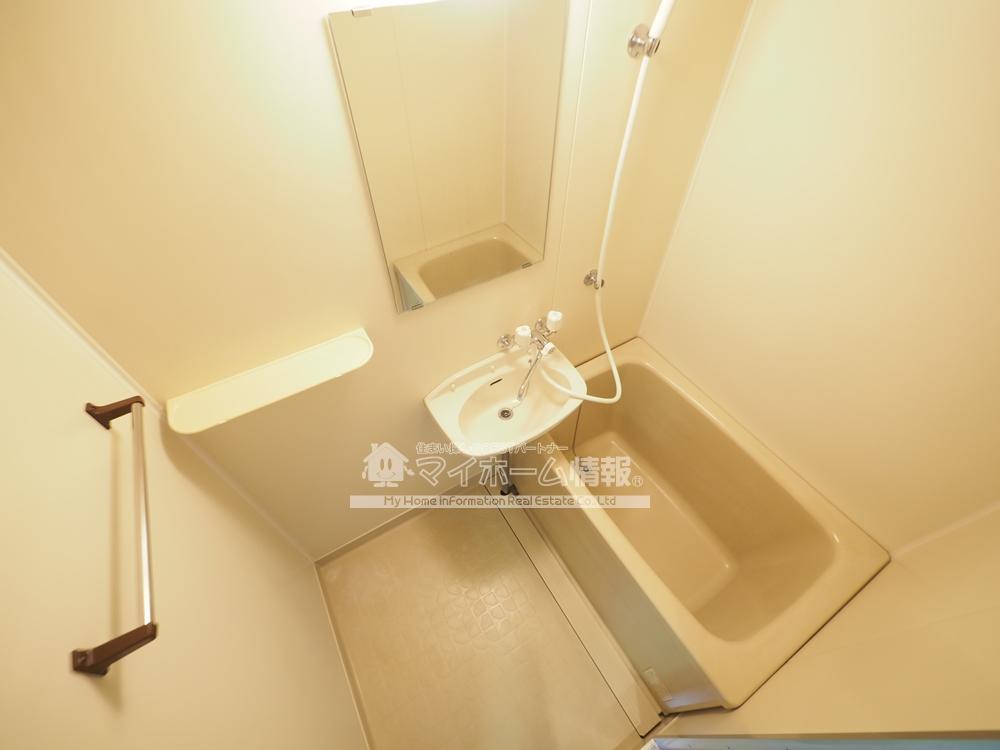 バス・シャワールーム　入浴にもお掃除にも便利なシャワー付き！