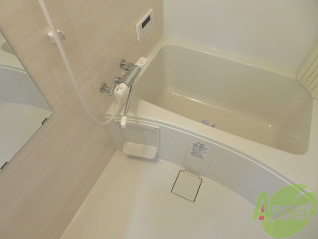 バス・シャワールーム　こちらがお風呂です。一日の疲れを癒してください。