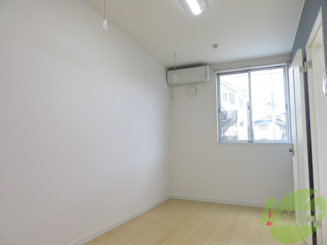 居室・リビング　こちらがリビングです。窓があるので明るいですね。