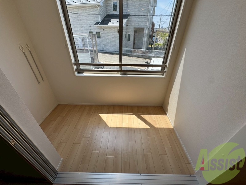 バルコニー　バルコニーの代わりにサービスルームで洗濯物が干せます。