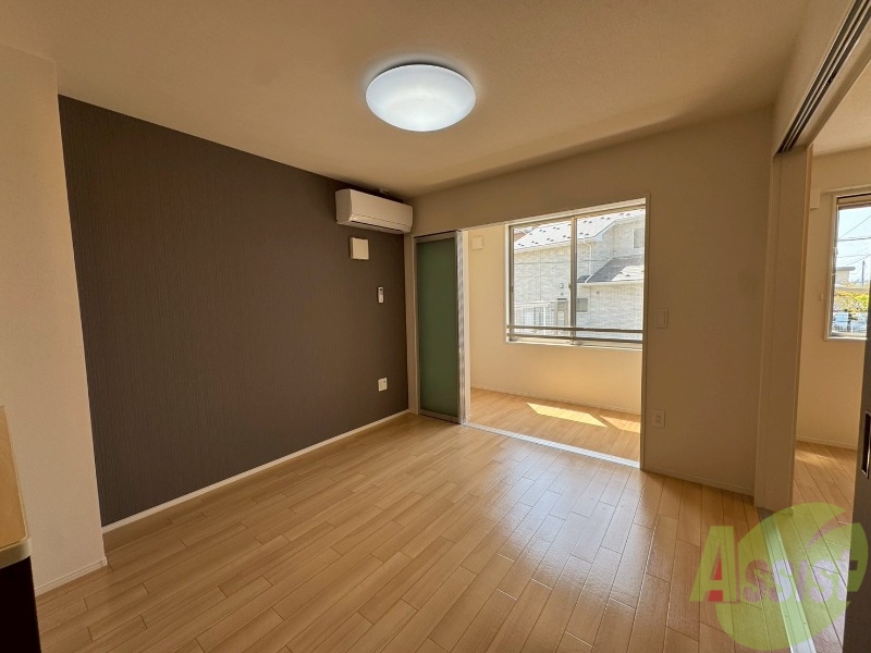 居室・リビング　こちらはリビングです。日差しが差し込んでいて明るいです。