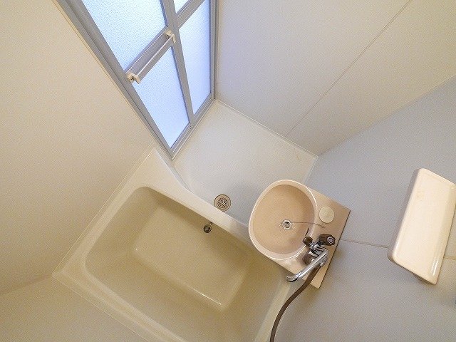 バス・シャワールーム　コンパクトで使いやすいお風呂です