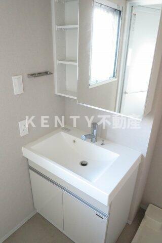 洗面設備　明るい洗面所です