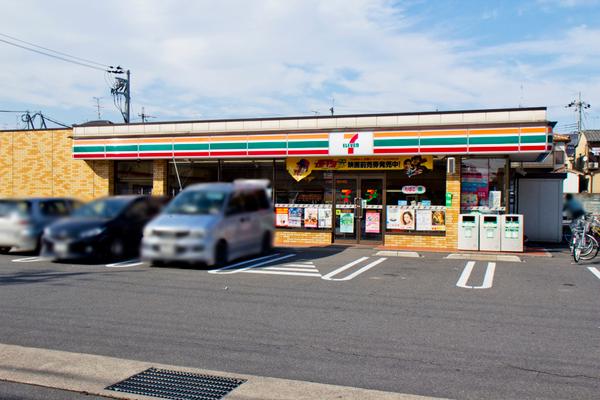 コンビニ　セブンイレブン向日鶏冠井町店（コンビニ）まで319m