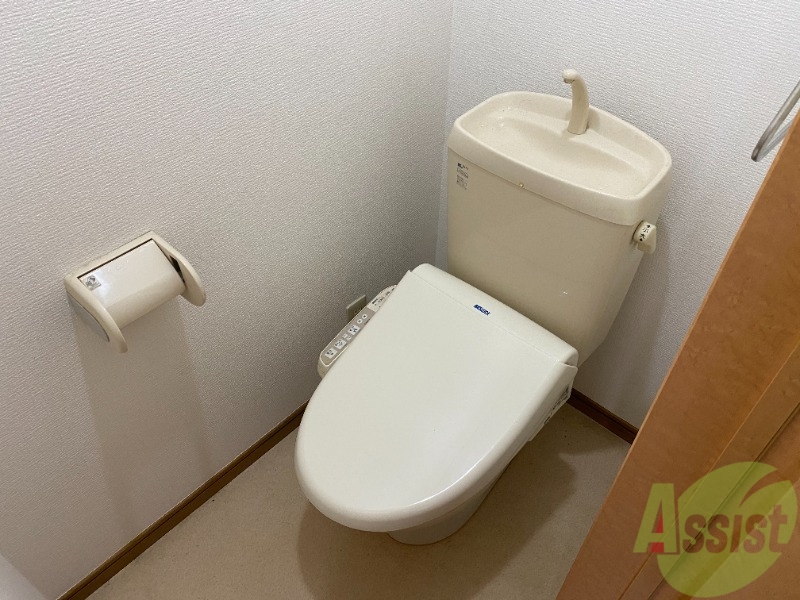 トイレ　温水洗浄便座なので快適に使用できそうですね。