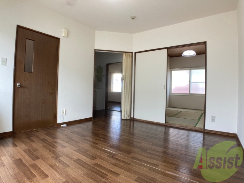 居室・リビング　リビングです。木目のフローリングが落ち着きますね。