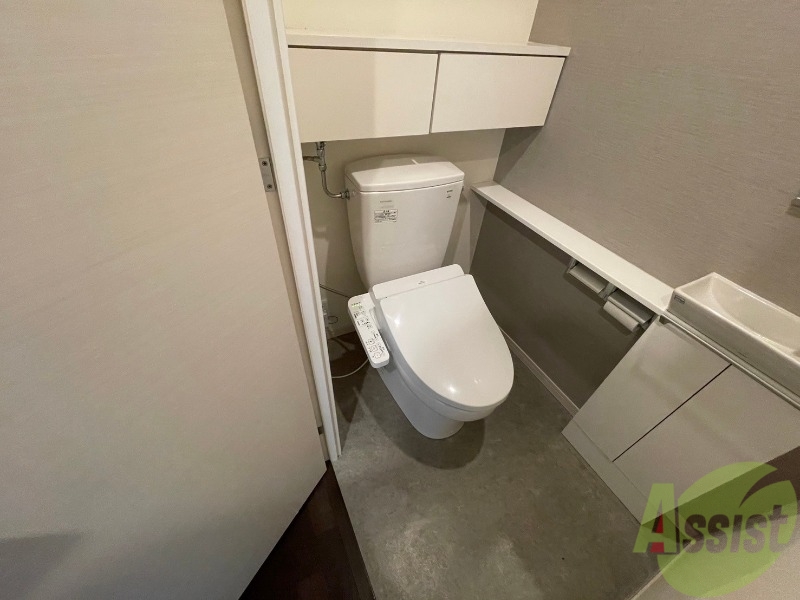 トイレ　トイレには手洗い場も付いていて便利です。