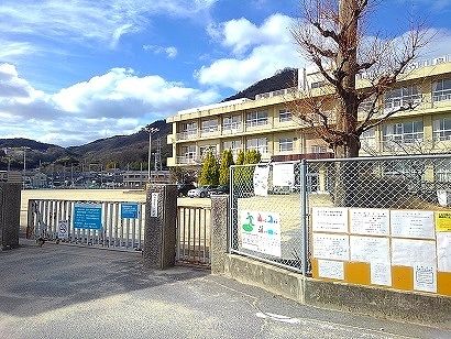 小学校　泉小学校（小学校）まで550m