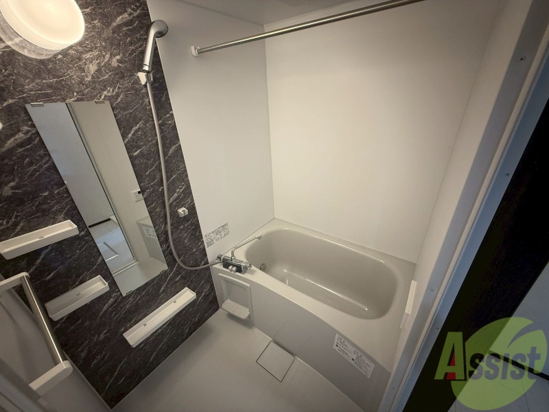 バス・シャワールーム　浴室は追い焚き機能付きです。いつでも温かいお風呂に入れますよ