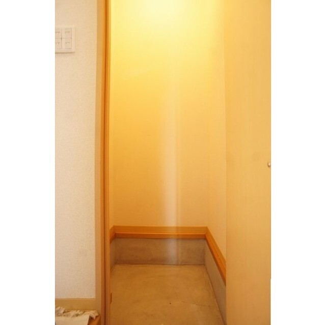 その他設備　玄関わきに物置スペースがございます！