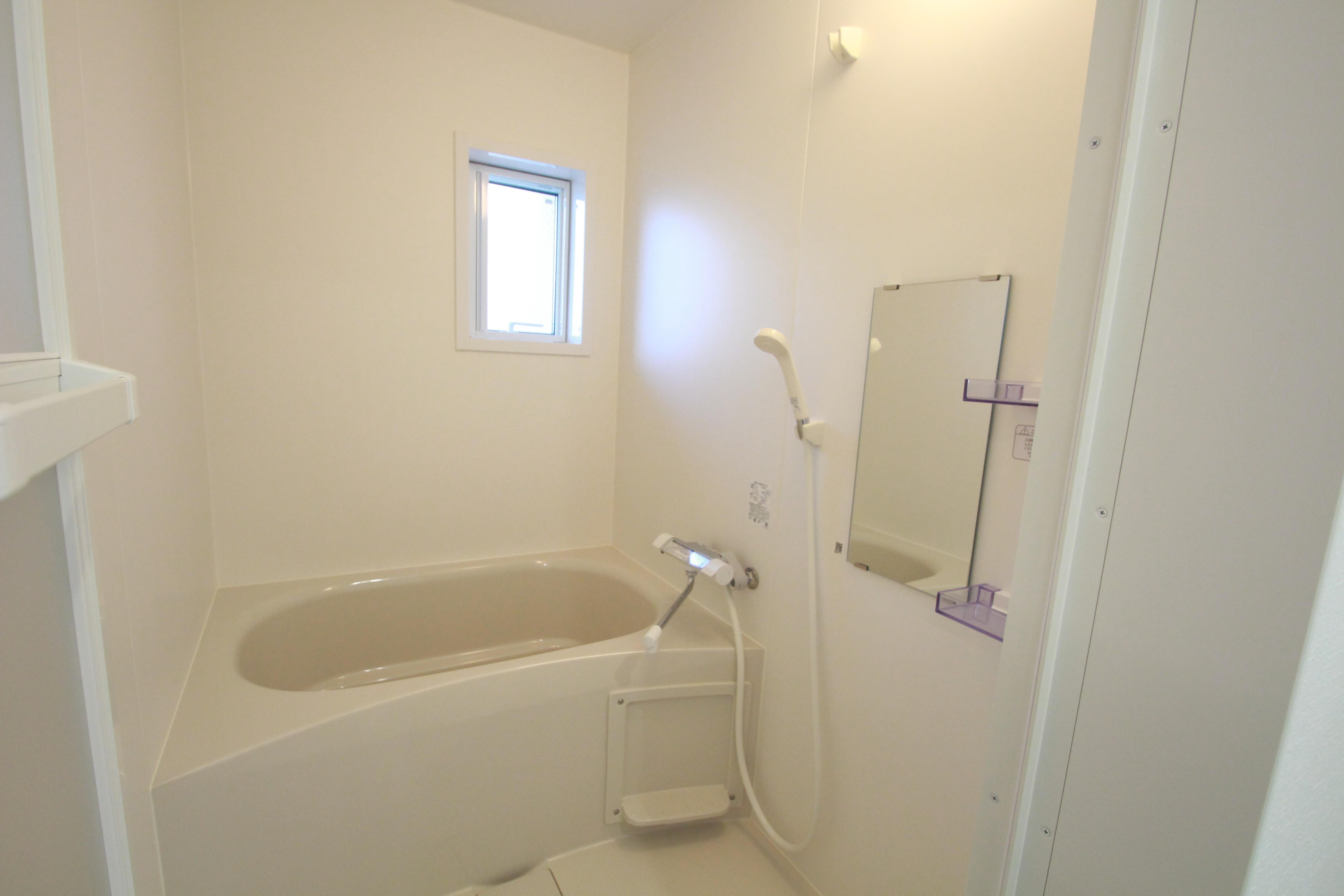 バス・シャワールーム　一日の疲れを癒せる快適な浴室です。