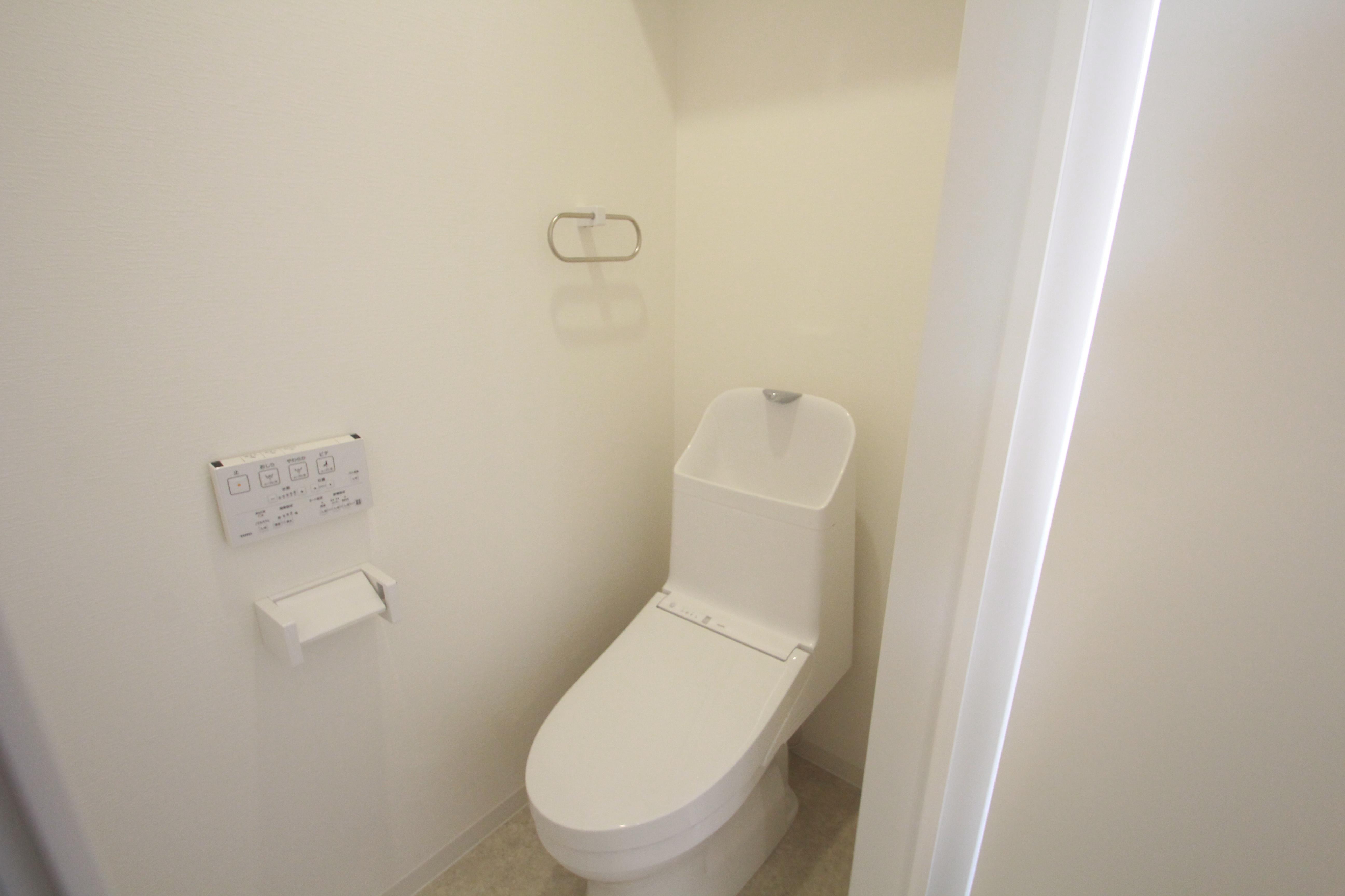 トイレ　温水洗浄便座付きで快適にお使いいただけます。