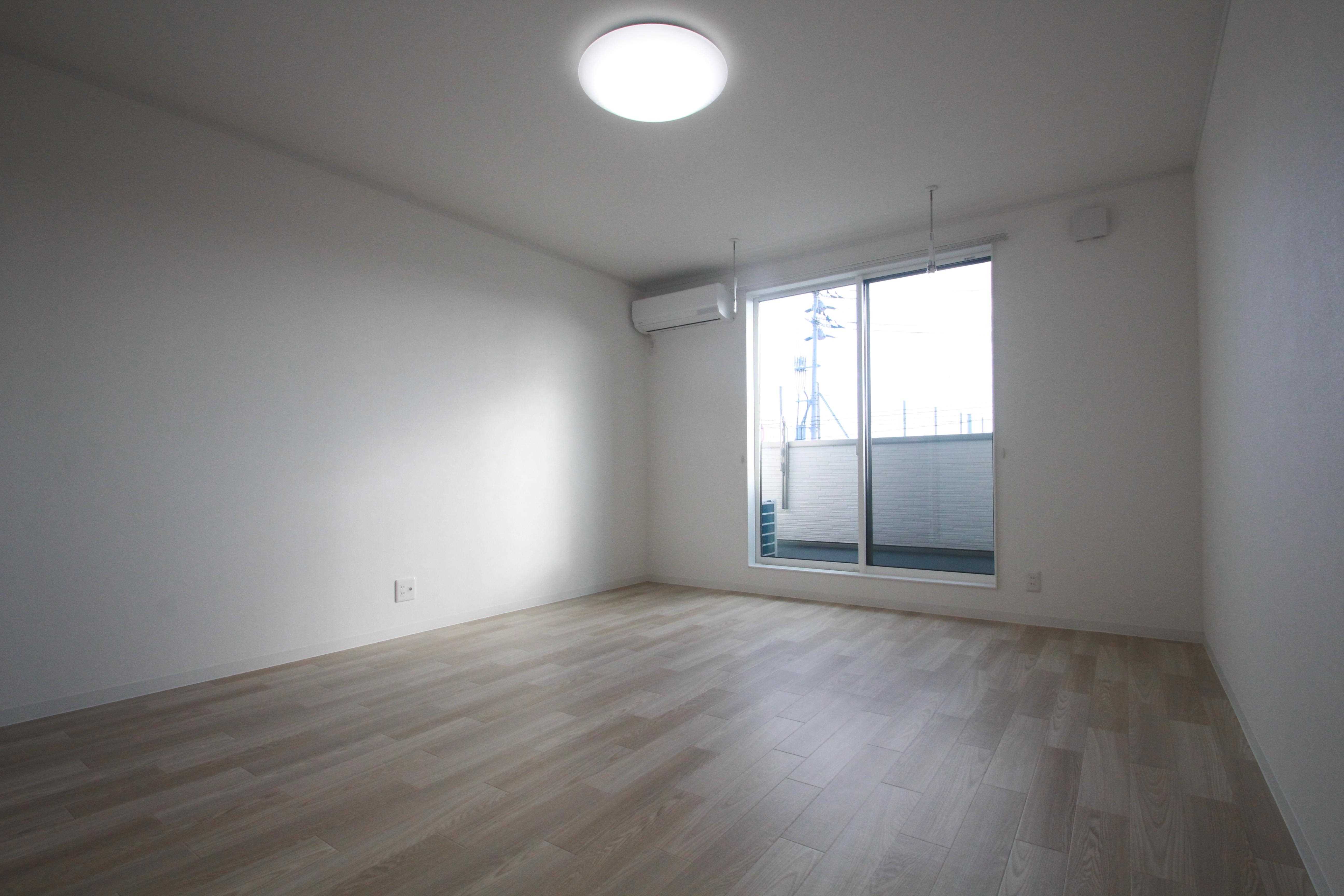 居室・リビング　日当たり良好、快適に過ごせる洋室です。