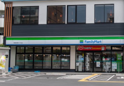 コンビニ　ファミリーマート 板橋前野町六丁目店（コンビニ）まで385m