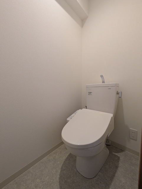 トイレ　※現在建築中　３０３号室モデルルームの写真です