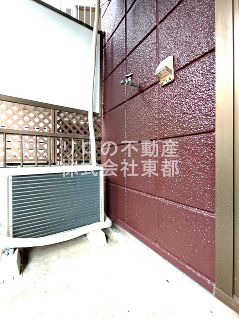 その他　洗濯機置場は振動が気にならない外置きタイプ！