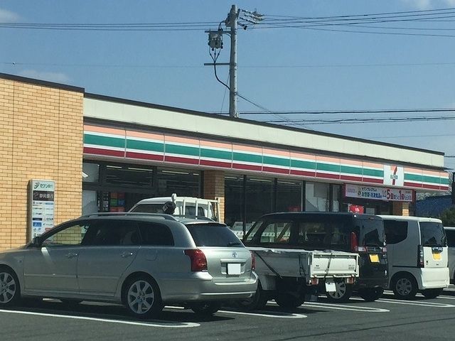 コンビニ　セブンイレブン浜松西山町店（コンビニ）まで300m