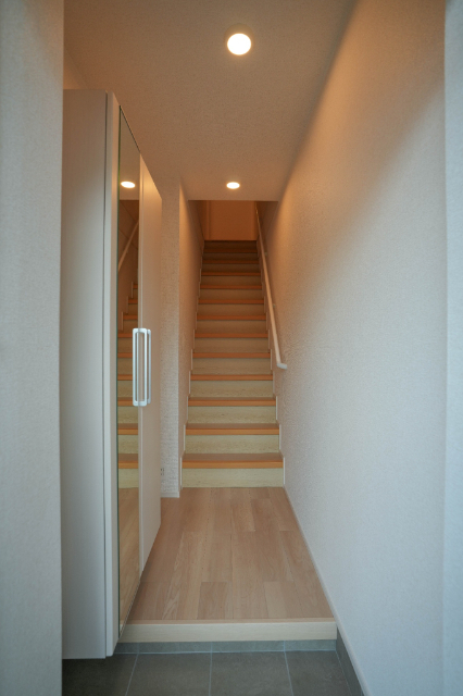 玄関　同じ施工会社の部屋