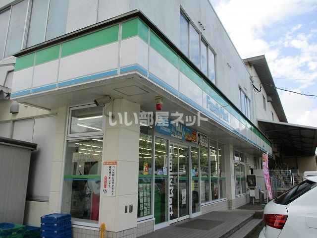 コンビニ　ファミリーマート　宮崎霧島４丁目店（コンビニ）まで977m