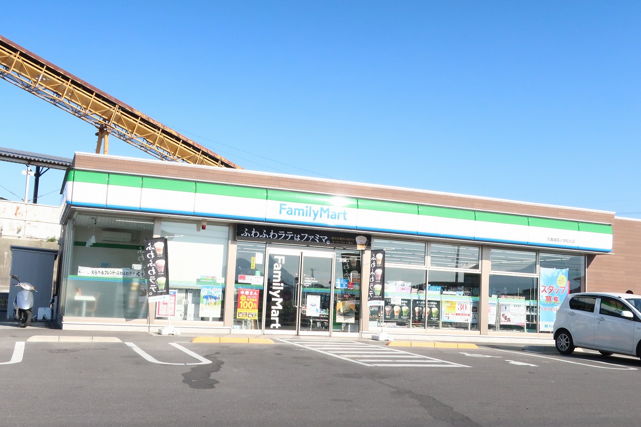 コンビニ　ファミリーマート丸亀城辰小学校北店（コンビニ）まで877m