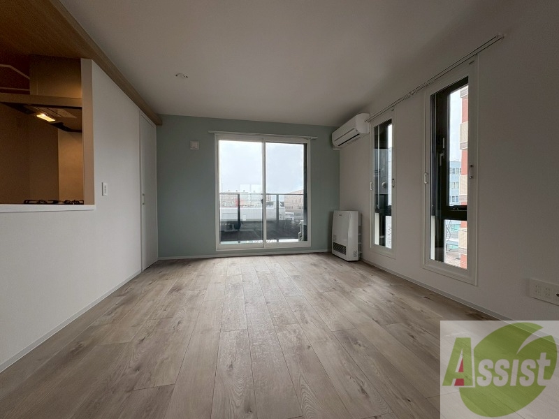 居室・リビング　木目のフローリングは落ち着きのある印象のお部屋になりますね。